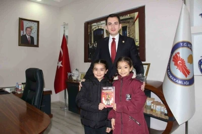 Hicarcıklı minikler Kaymakam Atam&rsquo;ı kitap okuma etkinliğine davet etti
