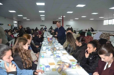 Hıdırellez şenliklerinde y&uuml;zlerce vatandaşa yemek verildi
