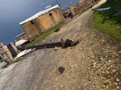 Hilvan&rsquo;da dehşet anları kamerada: Fırtına &ccedil;atıları u&ccedil;urdu, direkleri devirdi
