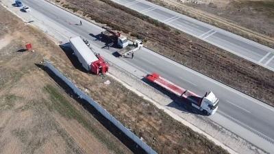 Hırdavat malzemesi y&uuml;kl&uuml; tır devrildi, s&uuml;r&uuml;c&uuml; yaralandı
