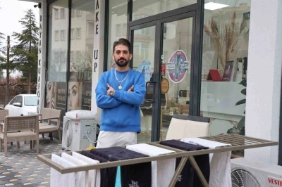 Hırsız k&ouml;pek, &ccedil;aldığı havluyu poğa&ccedil;a ile değişti
