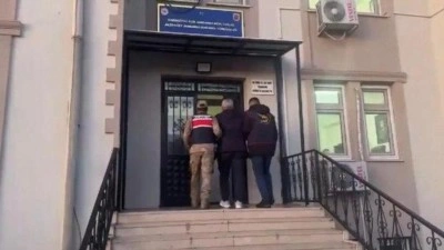 Hırsız, otomobilin camındaki yazı sayesinde yakalandı