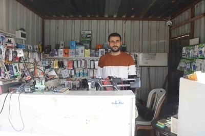 Hırsızın, arkadaşını &rsquo;sadece sıfır telefonları al&rsquo; diyerek y&ouml;nlendirdiği 150 bin TL&rsquo;lik soygun kamerada
