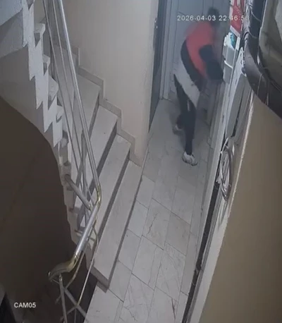 Hırsızlık i&ccedil;in girdiği binada kapıları yokladı, a&ccedil;amayınca koridora tuvaletini yaptı

