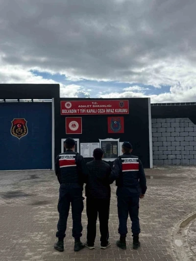 Hırsızlık su&ccedil;undan aranan şahsı jandarma yakaladı
