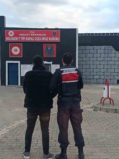 Hırsızlık su&ccedil;undan aranan şahsı jandarma yakaladı
