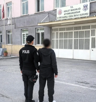 Hırsızlık su&ccedil;undan aranan şahsı polis yakaladı
