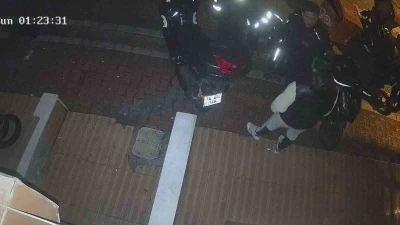 Hırsızlık yaptı sandılar, 14 yaşındaki &ccedil;ocuğu tekme tokat d&ouml;vd&uuml;ler; o anlar kamerada
