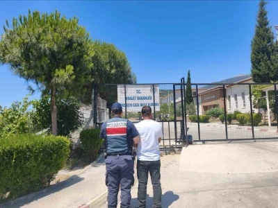 Hırsızlıktan 8 yıl cezası bulunan firari Kuşadası&rsquo;nda yakalandı

