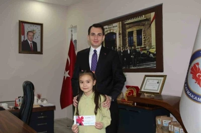 Hisarcık Kaymakamı Erkan Atam&rsquo;dan il birincisi &ouml;ğrencilere &ouml;d&uuml;l

