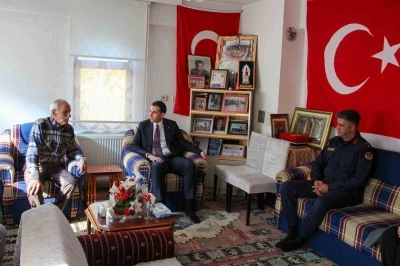 Hisarcık Kaymakamı Erkan Atam’dan, şehit mezarına ve ailesine ziyaret
