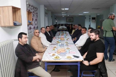 Hisarcık Kaymakamı Erkan Atam, iftar sofrasında &ouml;ğrencilerle buluştu
