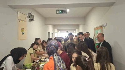 Hisarcık Şehitler Ortaokulu&rsquo;nda yıl sonu hayır &ccedil;arşısı yoğun ilgi g&ouml;rd&uuml;
