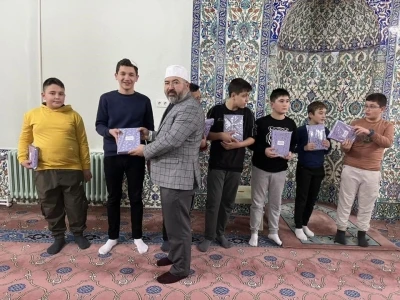 Hisarcık&rsquo;ta camilerde m&uuml;ezzinlik yapan &ouml;ğrenciler &ouml;d&uuml;llendirildi
