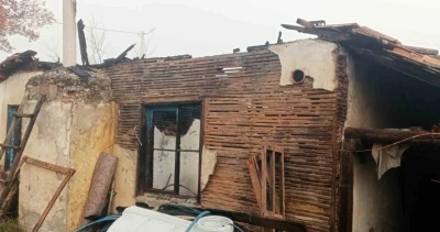 Hisarcık’ta çıkan yangında deprem konutu kullanılmaz hale geldi
