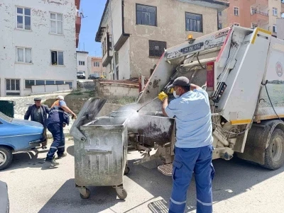 Hisarcık&rsquo;ta &ccedil;&ouml;p konteynerlerinde temizlik ve dezenfeksiyon &ccedil;alışması
