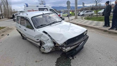 Hisarcık&rsquo;ta iki otomobil &ccedil;arpıştı: 2 yaralı

