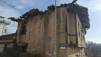 Hisarcık&rsquo;ta k&uuml;lt&uuml;r varlığı stat&uuml;s&uuml;ndeki binalar risk oluşturuyor
