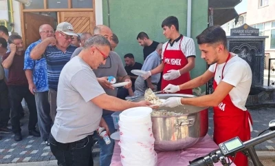 Hisarcık’ta Mevlid-i Nebi Haftası dolayısıyla vatandaşlara pilav dağıtıldı
