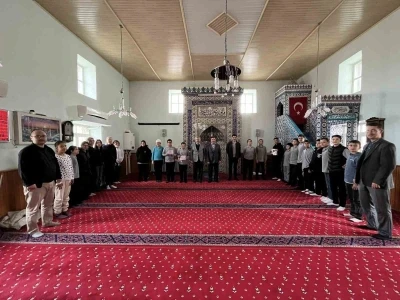 Hisarcık&rsquo;taki camilerde m&uuml;ezzinlik yapan &ouml;ğrenciler &ouml;d&uuml;llendirildi
