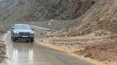 Hizan-Bah&ccedil;esaray yoluna d&ouml;k&uuml;len &ccedil;amur ve kayalar temizlendi
