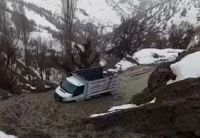 Hizan&rsquo;da kar eridi, heyelan yolları kapattı
