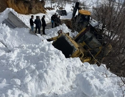 Hizan&rsquo;da karla m&uuml;cadele sırasında kaza
