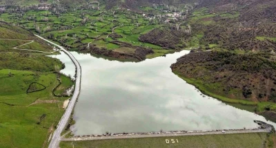 Hizan&rsquo;daki baraj g&ouml;l&uuml;n&uuml;n eşsiz manzarası havadan g&ouml;r&uuml;nt&uuml;lendi
