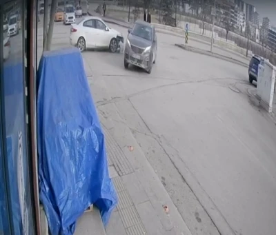 Hızını alamayan ara&ccedil; kavşakta başka bir araca &ccedil;arptı
