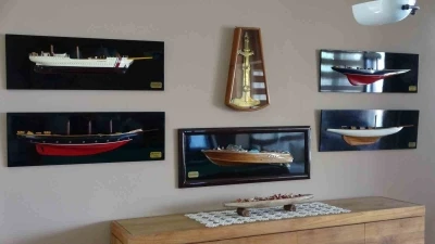 Hobi amaçlı ürettiği maket tekneleri evinin duvarına dekor yaptı

