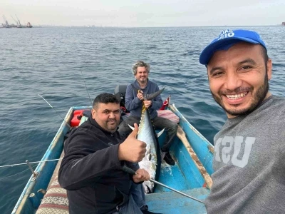 Hobi olarak olta balık&ccedil;ılığı yapan &ouml;ğretmen 60 kiloluk orkinos yakaladı
