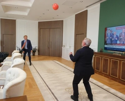 Hollanda Ankara B&uuml;y&uuml;kel&ccedil;isi Joep Wijnands, Belediye Başkanı Aşgın ile makam odasında futbol oynadı
