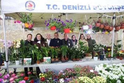 Honaz Ata Tohumu Şenliğinde binlerce tohum ve fide vatandaşlara dağıtıldı
