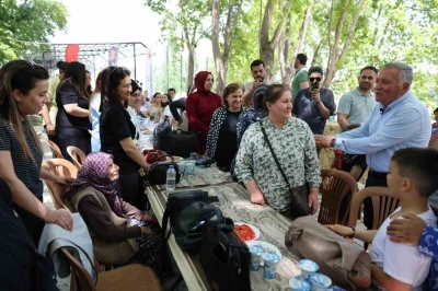 Honaz Belediyesi tarafından d&uuml;zenlenen Anneler G&uuml;n&uuml; etkinliğine yoğun katılım

