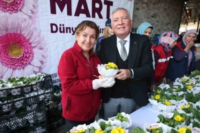 Honaz Tohum Merkezinde yetiştirilen &ccedil;i&ccedil;ekler kadınlara hediye edildi
