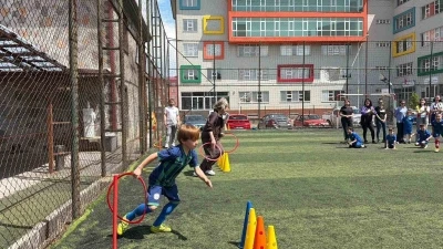 Hopa&rsquo;da Anneler G&uuml;n&uuml; yeşil sahada kutlandı

