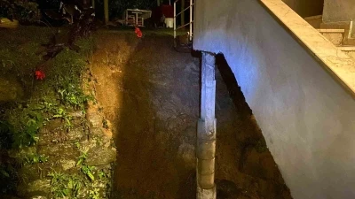 Hopa’da istinat duvarı çöktü, 3 katlı ev tahliye edildi
