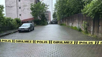 Hopa&rsquo;da yağış sonrası heyelan: Dev kayalar yolu kapattı
