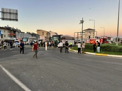 Horasan’da yolcu otobüsü ile traktör çarpıştı: 8 yaralı
