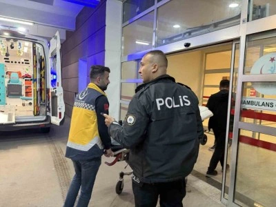 H&uuml;k&uuml;ml&uuml; şahıs, hastanede kafasında bardak kırarak kendini yaraladı