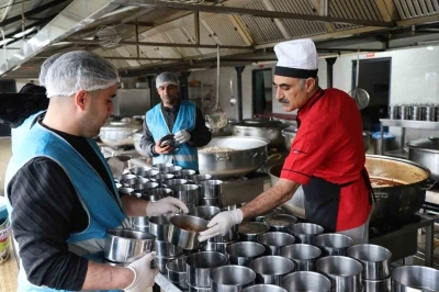 H&uuml;k&uuml;ml&uuml;lerce hazırlanan iftar yemeği 3 bin kişiye ulaştırılıyor

