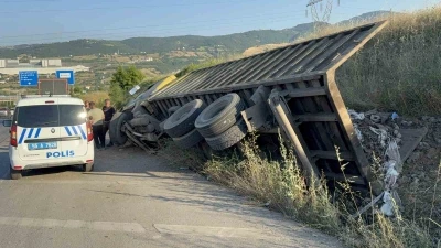 Hurda y&uuml;kl&uuml; kamyonun freni patladı, s&uuml;r&uuml;c&uuml; faciayı &ouml;nledi
