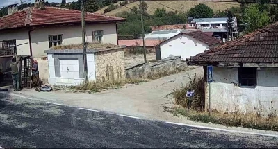 Hurdacılar köy meydanını çöplüğe çevirdi
