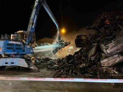 Hurdacılarda yangın paniği: Hurda ara&ccedil;lar alev aldı

