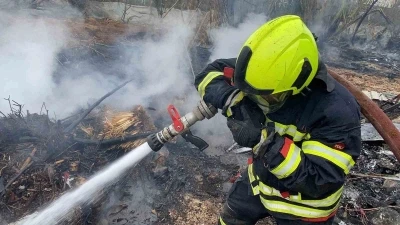 Hurdalıkta &ccedil;ıkan yangın g&ouml;ky&uuml;z&uuml;n&uuml; kara dumanla kapladı
