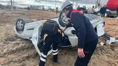 Hurdaya d&ouml;nen ara&ccedil;ta kazayı şans eseri yaralı atlattı
