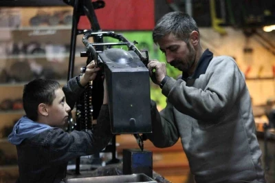 Hurdaya dönen Jawa motosikletler atölyede yeniden gün yüzüne çıkıyor
