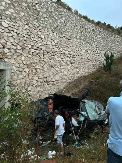 Hurdaya dönen otomobil iki kişiye mezar oldu
