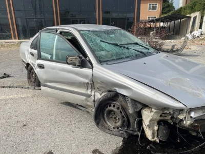 Hurdaya dönen otomobilden yaralı kurtuldu
