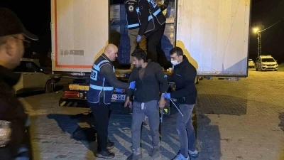 Hurma ve fıstık yağı y&uuml;kl&uuml; tırda 18 ka&ccedil;ak g&ouml;&ccedil;men yakalandı
